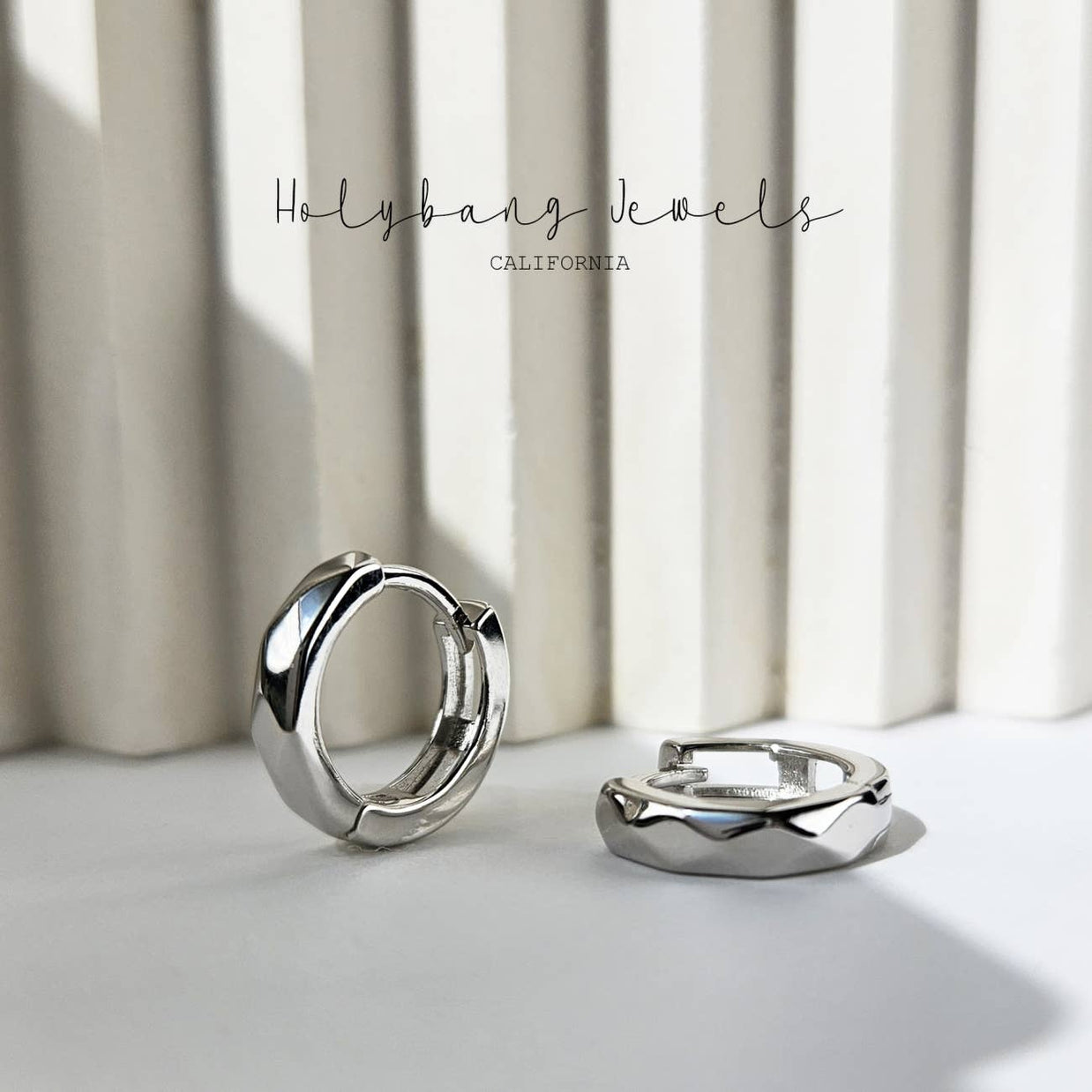 DAINTY HUGGIE EARRINGS - Silver