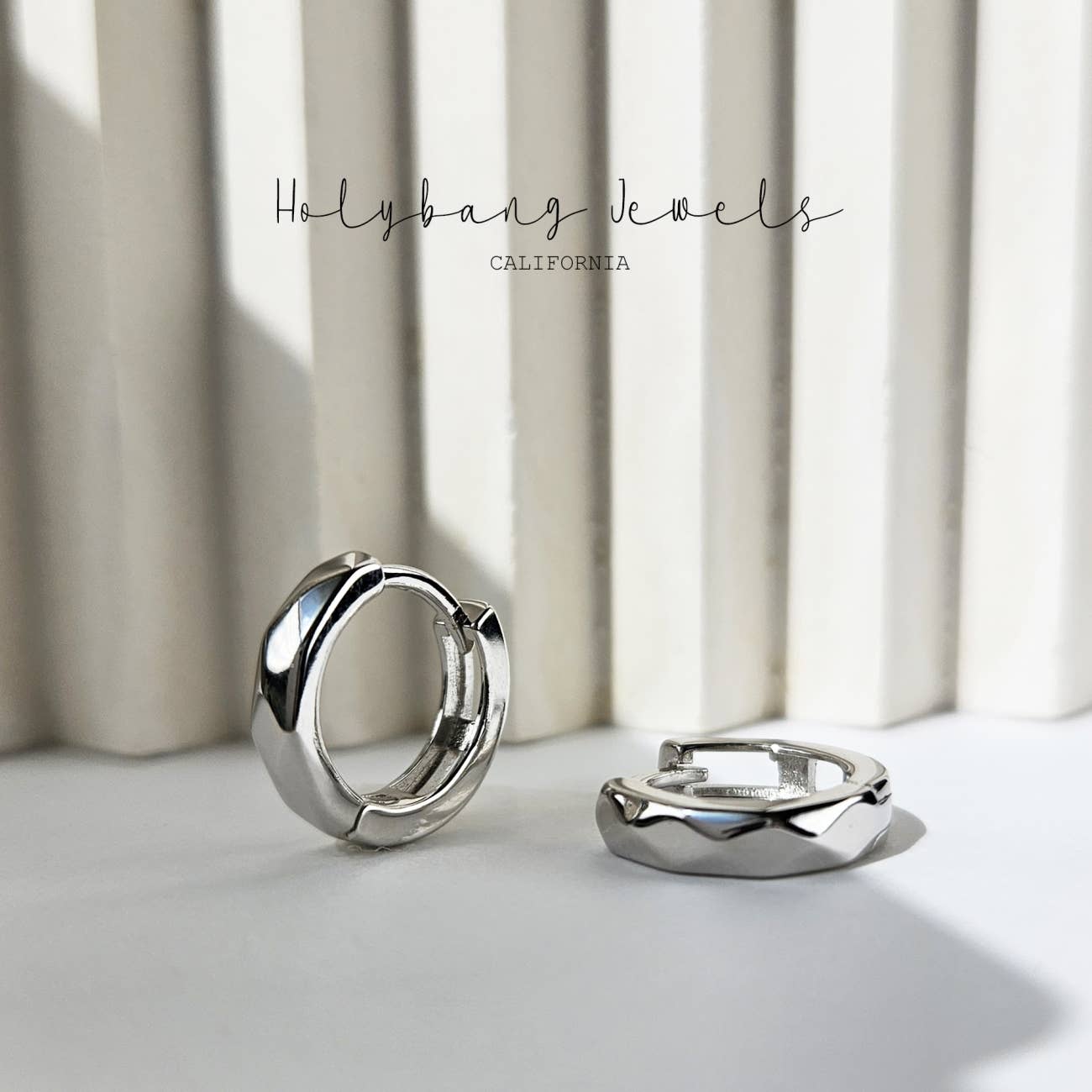 DAINTY HUGGIE EARRINGS - Silver
