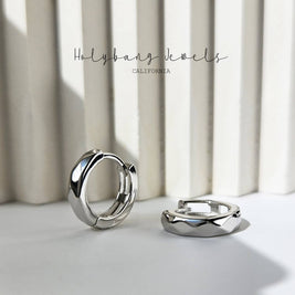 DAINTY HUGGIE EARRINGS - Silver