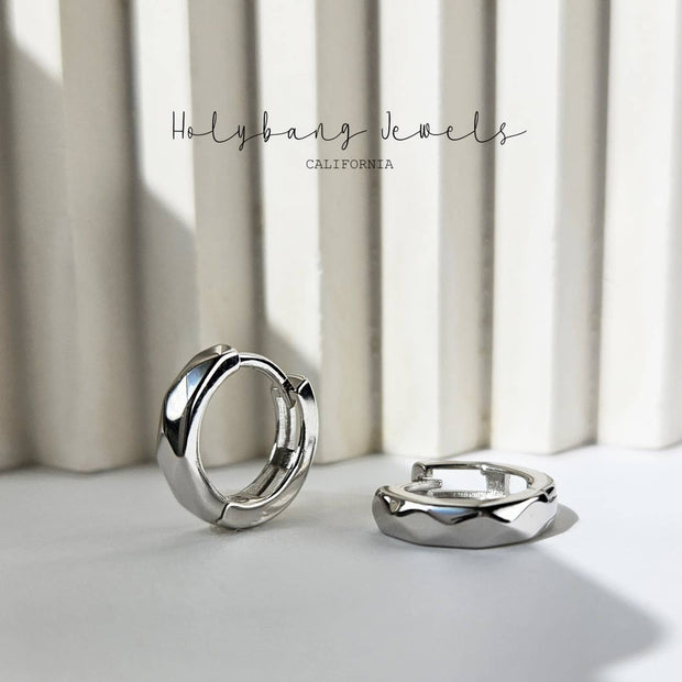 DAINTY HUGGIE EARRINGS - Silver