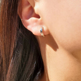 DAINTY HUGGIE EARRINGS - Silver