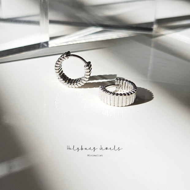EVERYDAY DAINTY HUGGI EARRINGS - 6mm Silver