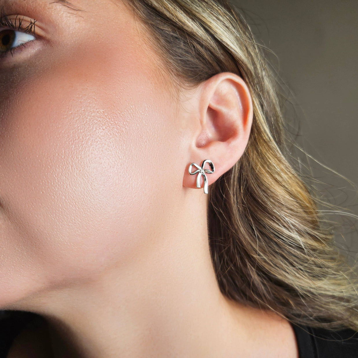 DAINTY BOW EARRINGS - Silver