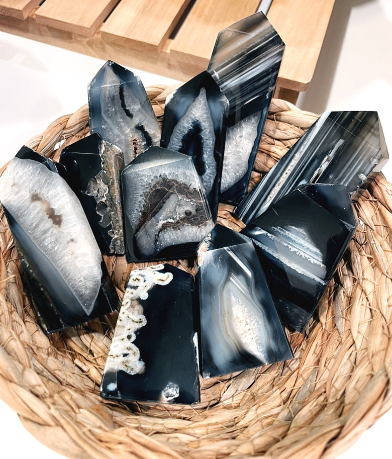Small black agate polished points