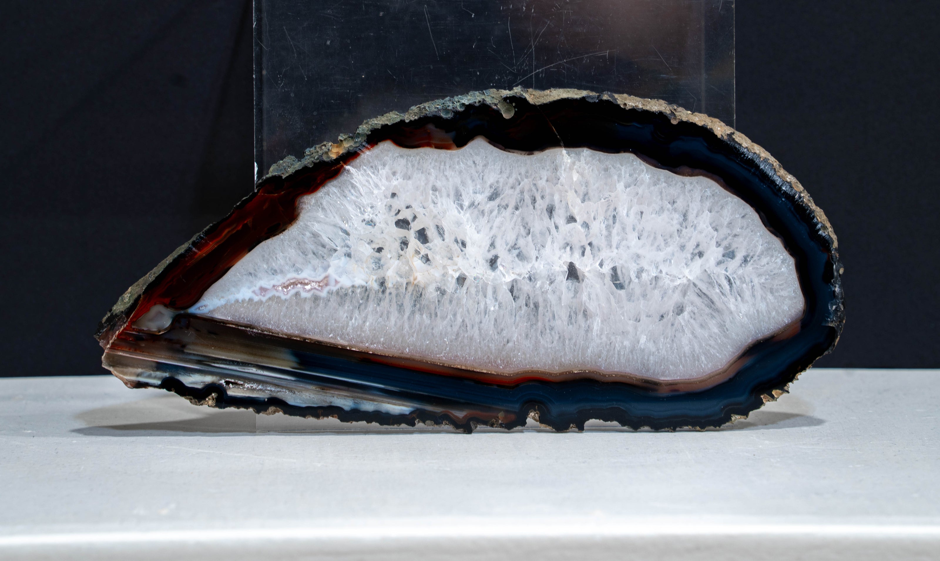Large agate slice on display - 9.25