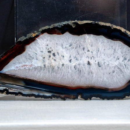 Large agate slice on display - 9.25